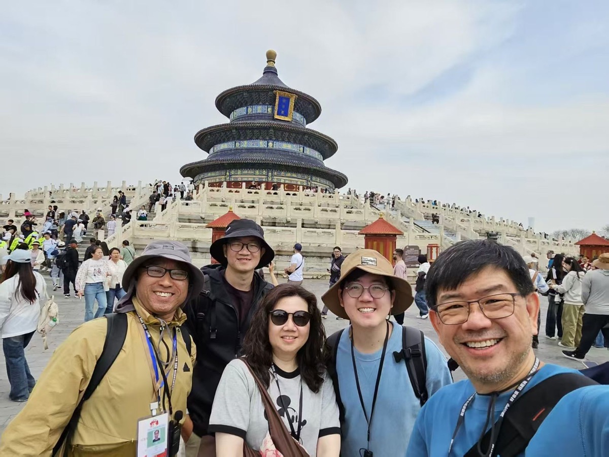 Travelers in front of the Hall of Prayer for Good Harvests at the Temple of Heaven